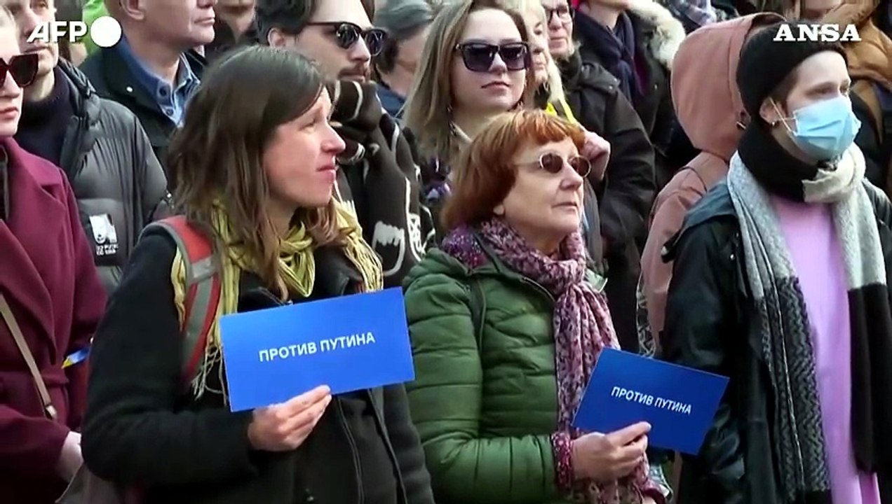 Elezioni in Russia, proteste anti Putin davanti alle ambasciate di Mosca in Europa