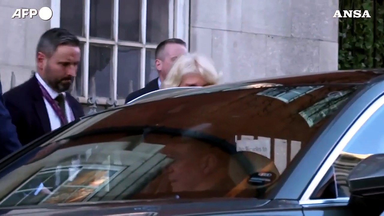 Gb, la regina consorte Camilla lascia l'ospedale dopo essere andata a trovare re Carlo