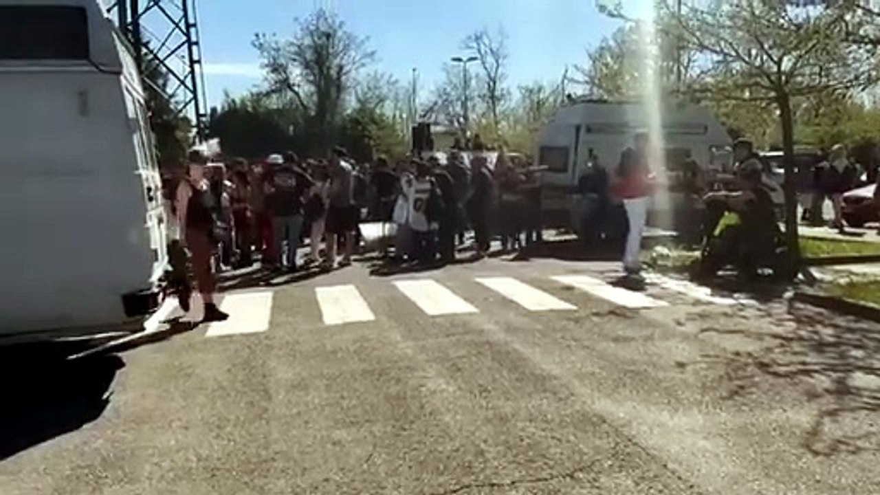 Parma, è partita, sotto il controllo delle forze dell'ordine, la Parma street rave parade:  un migliaio di giovani da tutta Italia