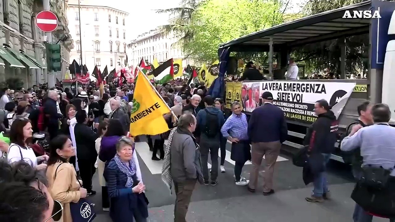 Milano, corteo per la Palestina e contro i Cpr: "No ai lager di Stato"