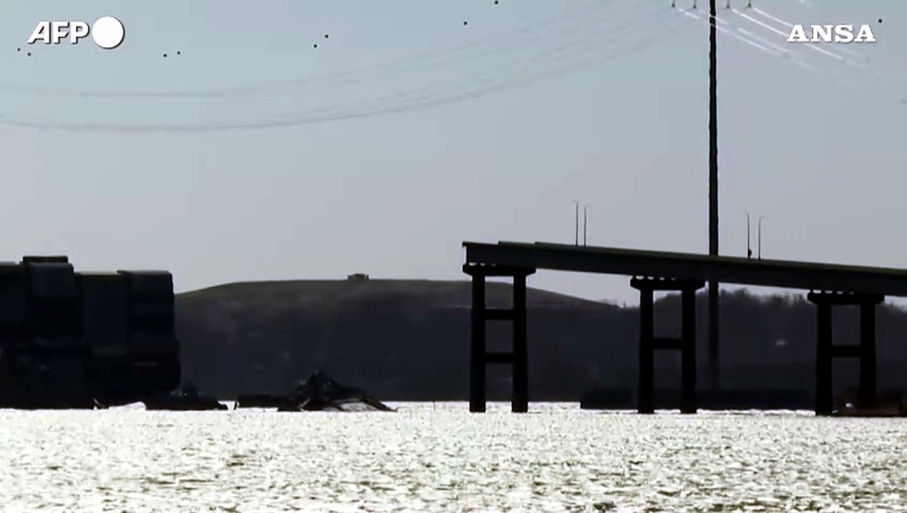 Ponte di Baltimora, gru galleggianti per rimuovere i detriti