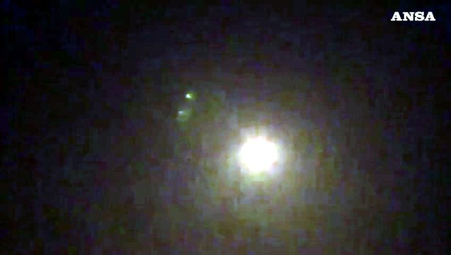 I sistemi di difesa aerea israeliani intercettano missili e droni iraniani