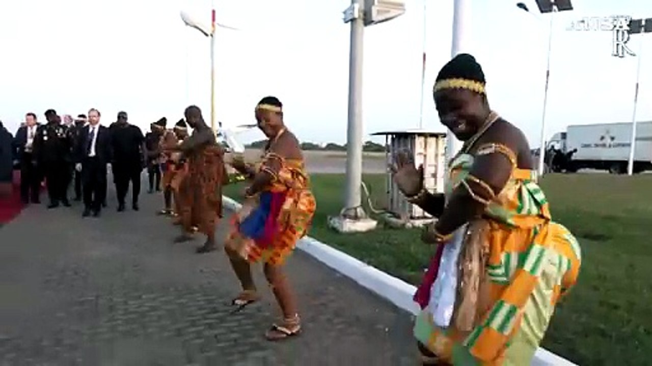 Mattarella arriva in Ghana, accolto da balli tradizionali