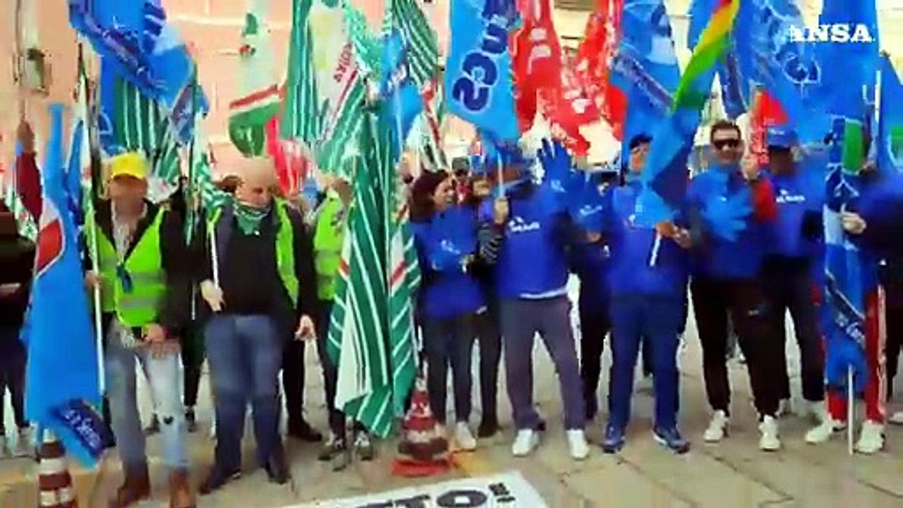 Sciopero dei lavoratori del commercio, flash mob davanti alla prefettura a Cagliari