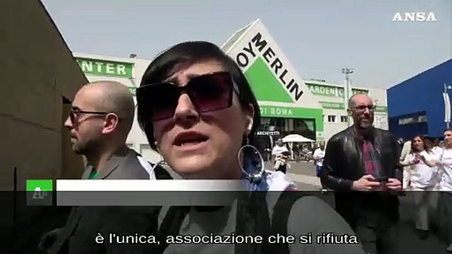 Vogliamo dignita' il flash mob dei lavoratori del commercio a Porta di ROma
