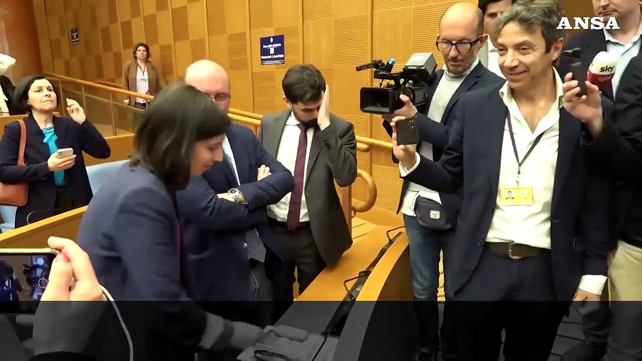 Stretta di mano tra Conte e Schlein alla Camera
