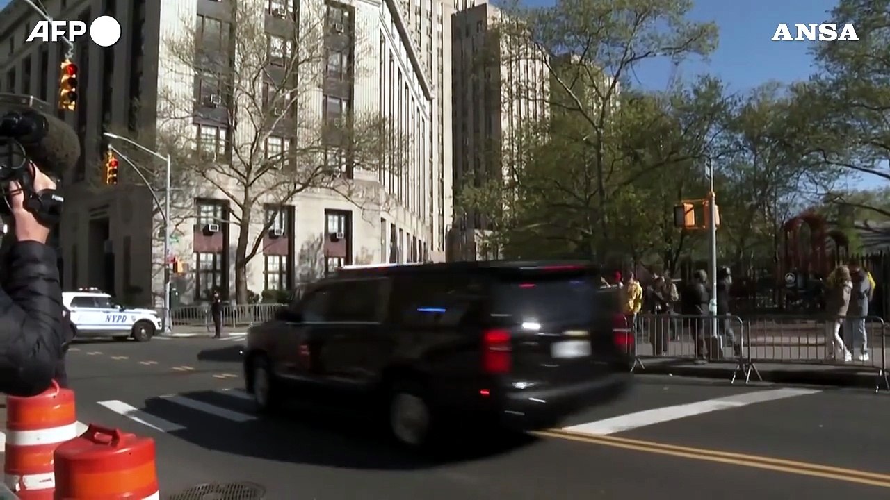 New York, maxi-corteo di veicoli scorta Trump in tribunale