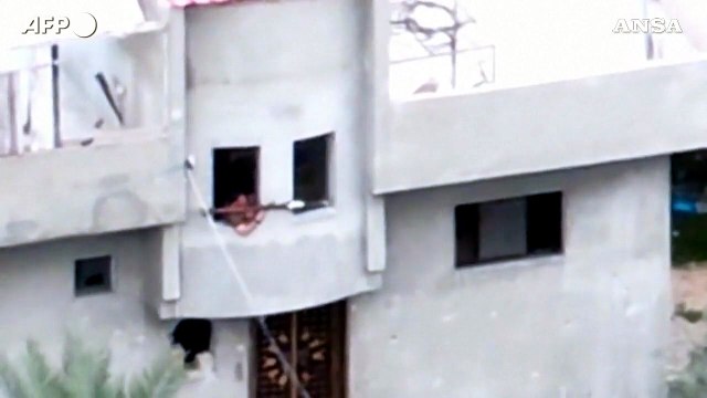 Gaza, esercito israeliano bombarda casa dopo attacco con un rpg da una finestra contro soldati israeliani