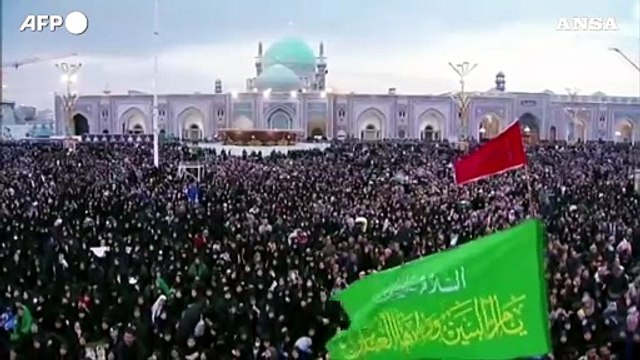 Raisi, tre milioni di iraniani ai funerali a Mashhad