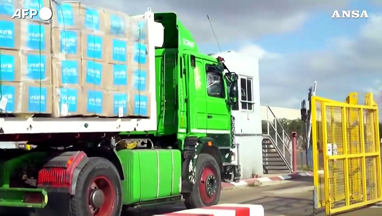 Gaza, camion di aiuti umanitari al valico di Kerem Shalom