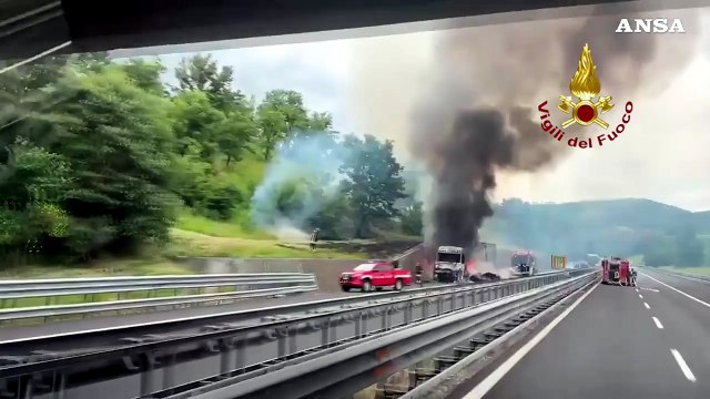Terni, camion in fiamme sull'A1: i Vigili del fuoco domano l'incendio