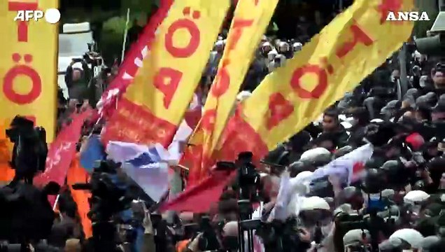 Scontri dimostranti-polizia a Istanbul per il Primo Maggio