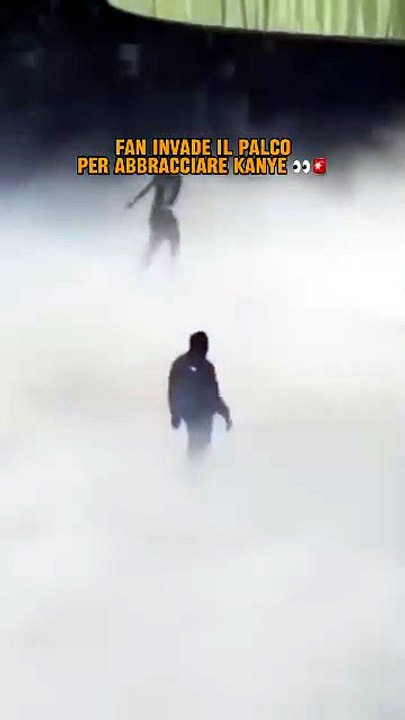 Fan Invade Il Palco Per Kanye (1)