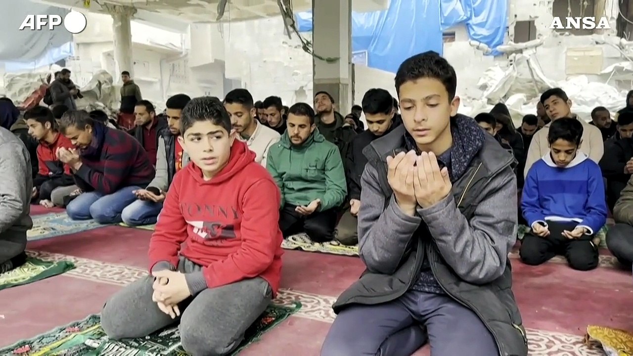 Gaza,  la preghiera del venerdi' tra le rovine della moschea di Rafah