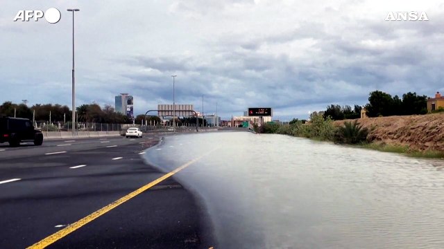 Trasporti bloccati per le piogge a Dubai