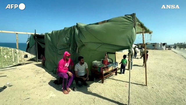 Gaza, sfollati palestinesi trasformano i paracadute in tende
