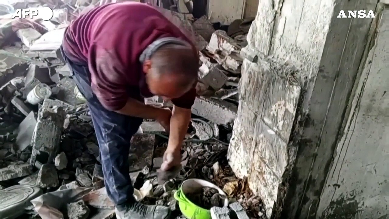 Gaza, i palestinesi frugano tra le macerie dopo l'attacco israeliano