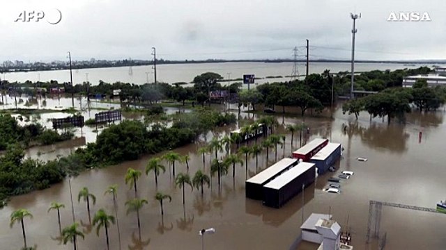 Inondazioni Brasile, Porto Alegre isolata e' a rischio crisi umanitaria