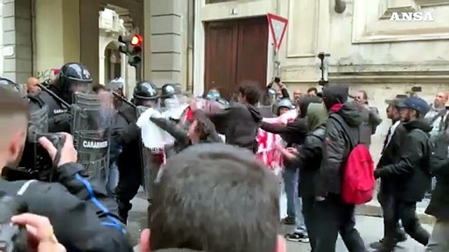 G7, Torino: manifestanti respinti dai carabinieri con gli scudi
