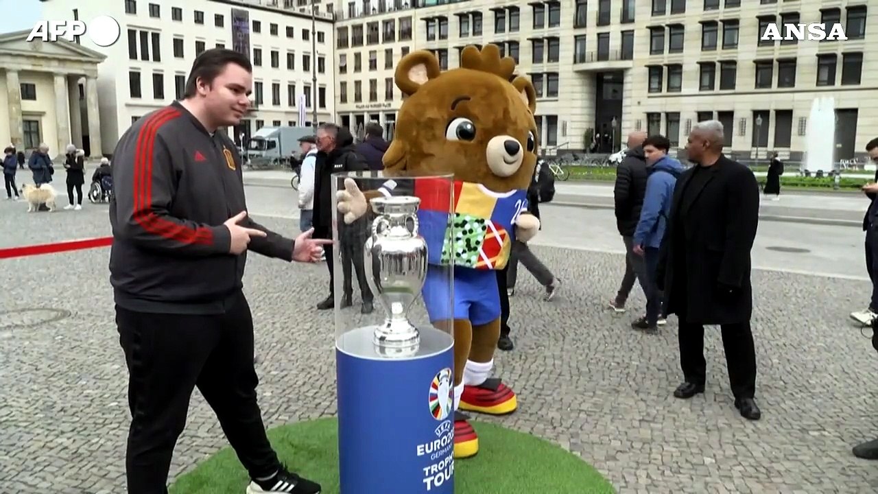Euro 2024, il trofeo in mostra a Berlino