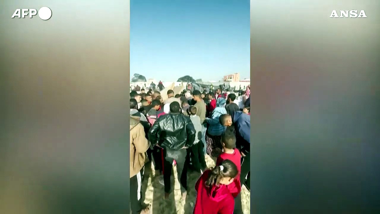 Gaza, l'arrivo degli aiuti umanitari sulla spiaggia di Rafah