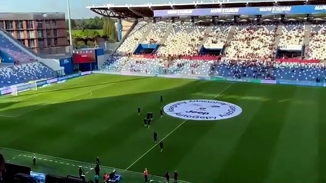 I giocatori del Parma al Mapei Stadium. Il primo dribbling è stato quello del bus che ha evitato i tifosi reggiani