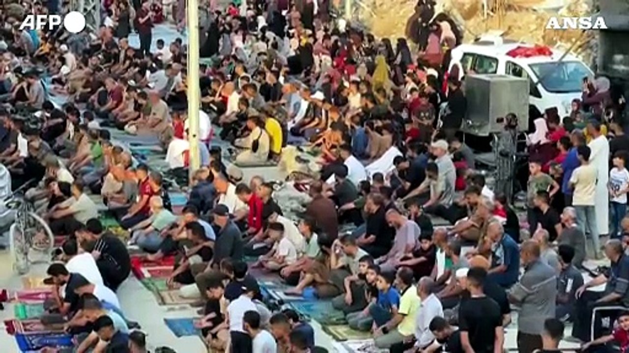 Gaza, a Jabaliya si prega per l'Eid al-Adha fra le macerie