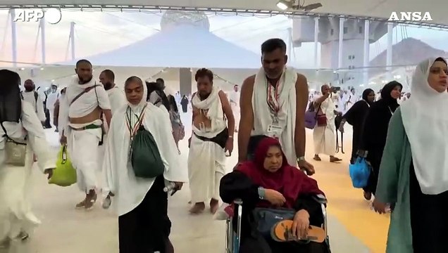 I fedeli musulmani celebrano l'Eid al-Adha con la lapidazione del diavolo