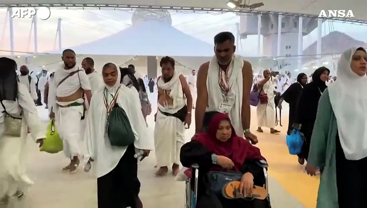 I fedeli musulmani celebrano l'Eid al-Adha con la lapidazione del diavolo