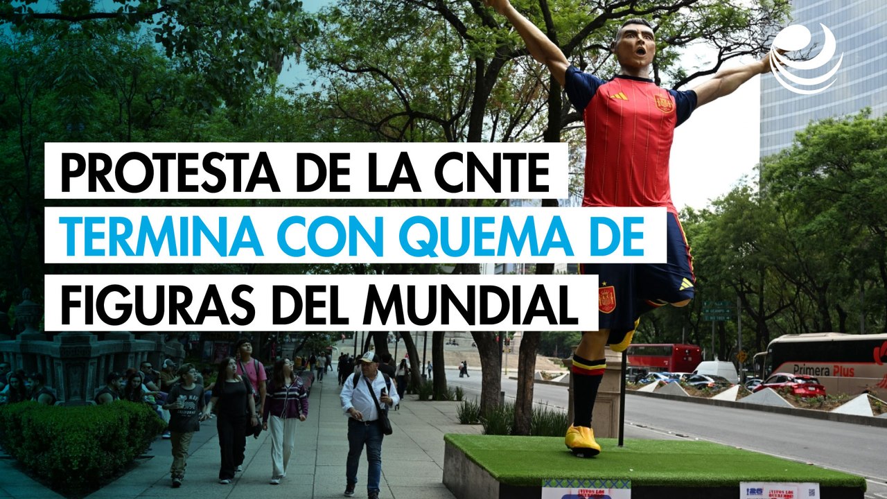 Maestros de la CNTE derriban y queman estatuas del Mundial 2026 en Paseo de la Reforma