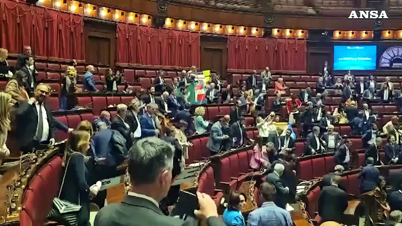 Autonomia, il M5s sventola il tricolore in Aula e canta l'inno di Mameli