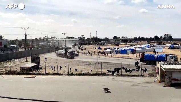 Gaza, corsa per recuperare gli aiuti umanitari giunti attraverso il valico di Rafah