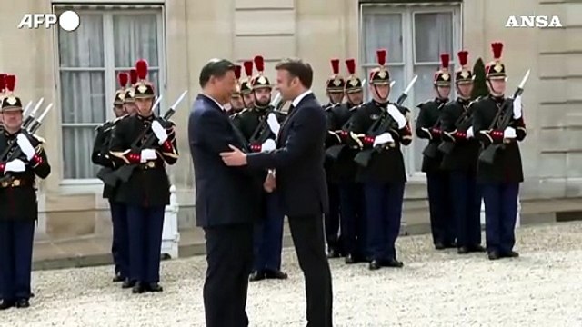 Parigi, Xi Jinping e' arrivato all'Eliseo