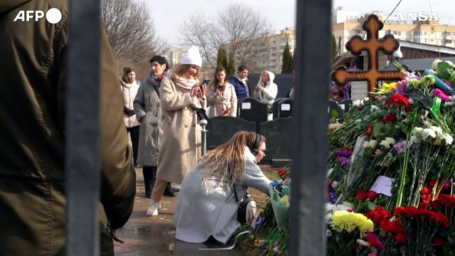 Mosca, fiori sulla tomba di Navalny nell'ultimo giorno di elezioni