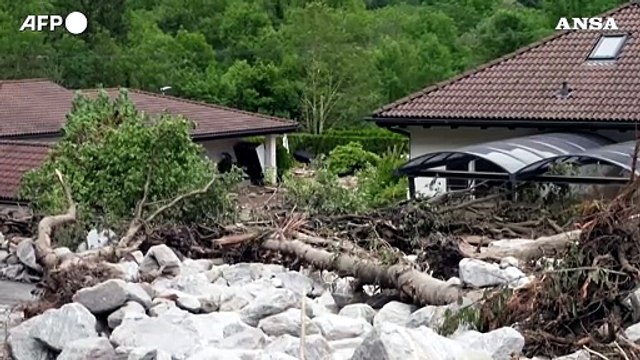 Maltempo in Svizzera, i danni di inondazioni e frane: un villaggio sommerso di massi