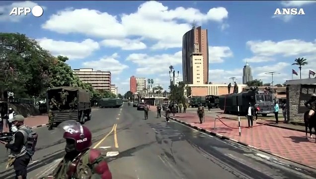 Kenya, scontri tra manifestanti e polizia vicino al Parlamento a Nairobi