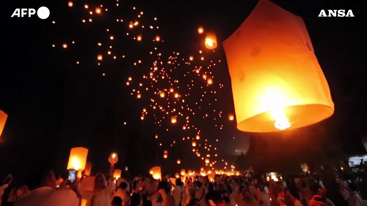 Indonesia, centinaia di lanterne illuminano il cielo per celebrare il Vesak