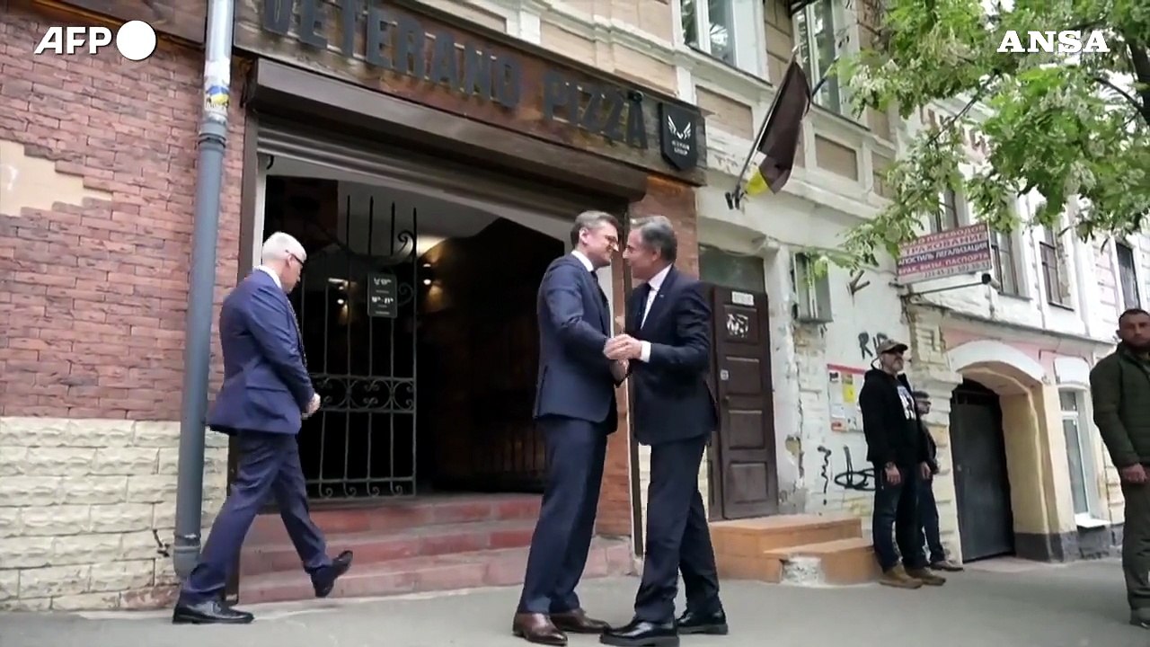 Blinken in Ucraina, il segretario di Stato Usa degusta una pizza a Kiev