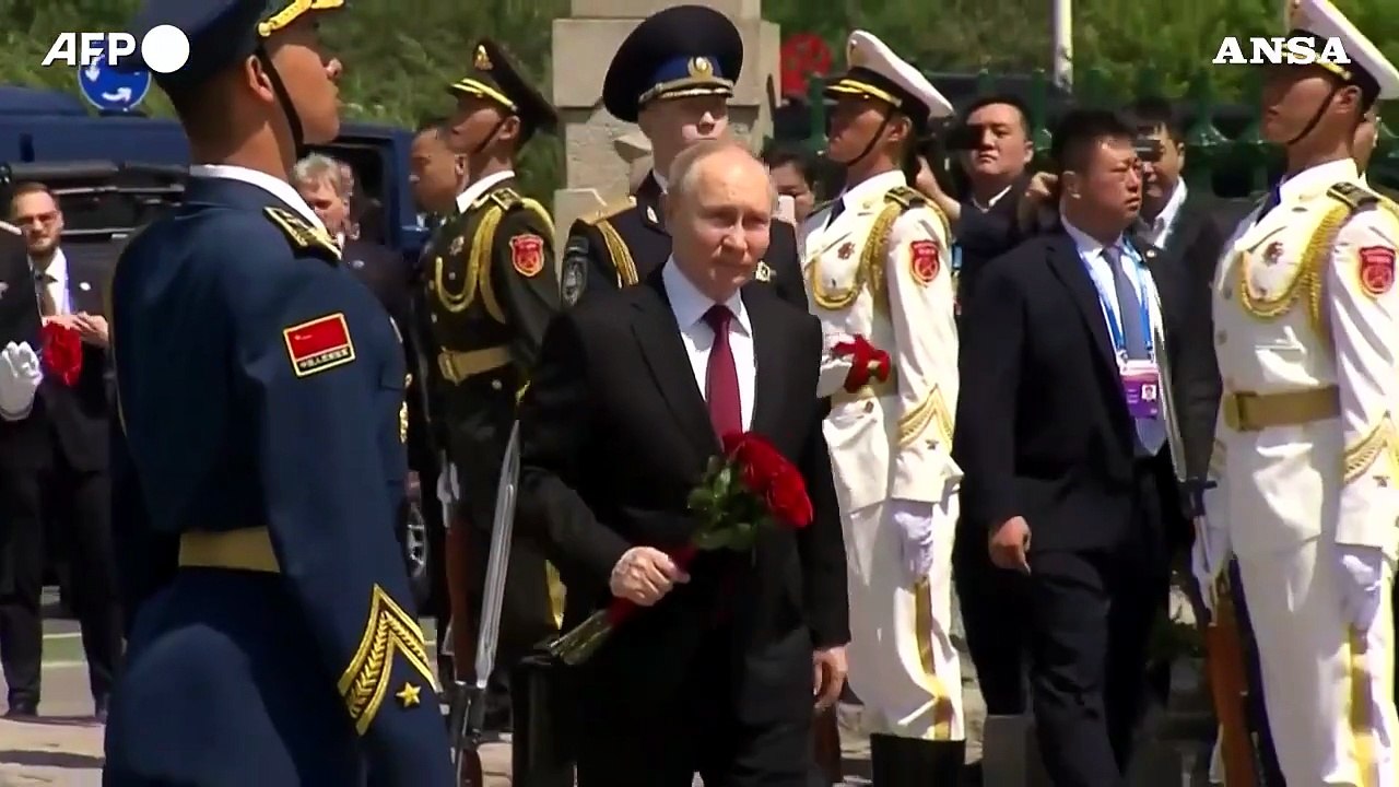 Putin in Cina, depone fiori al monumento ai martiri dell'Armata Rossa ad Harbin