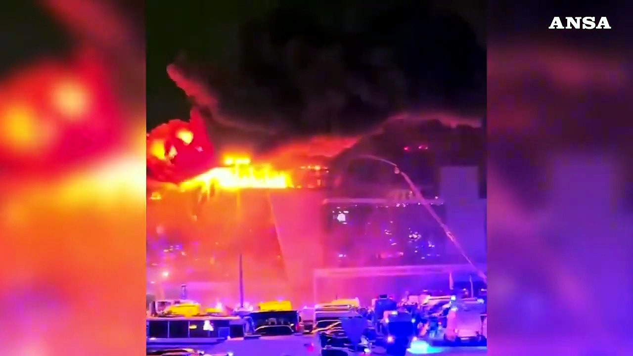 Sparatoria a Mosca, l'incendio sul tetto della sala da concerto