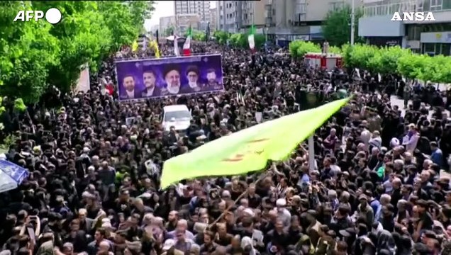 Iran, la folla ai funerali di Raisi a Teheran
