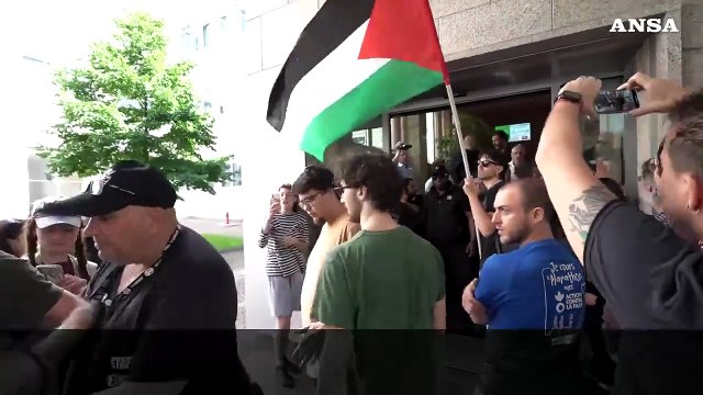Torino, studenti pro-Palestina protestano davanti ai cancelli del Politecnico