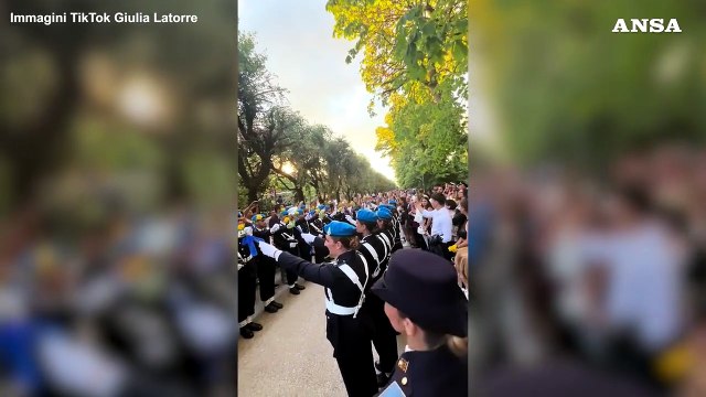 Picchetto d'amore a Sulmona, poliziotta chiede alla collega di sposarla