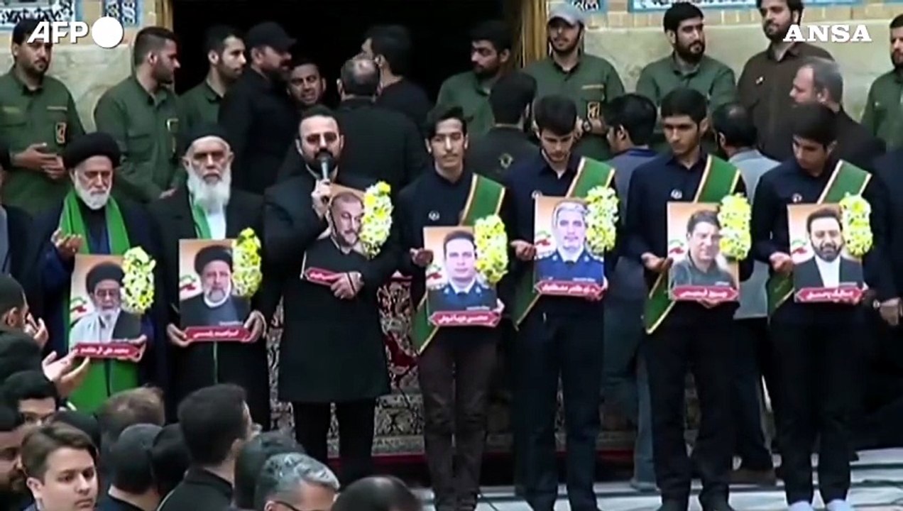 Iran, migliaia di persone al corteo funebre di Raisi a Qom