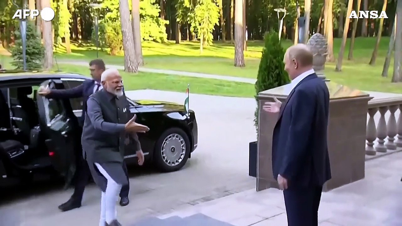 Il premier indiano Modi in visita a Mosca: l'abbraccio stretto con Putin