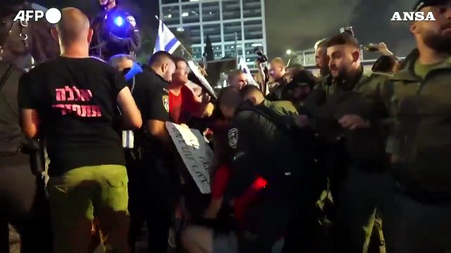 Gaza, protesta a Tel Aviv: scontri fra manifestanti e polizia