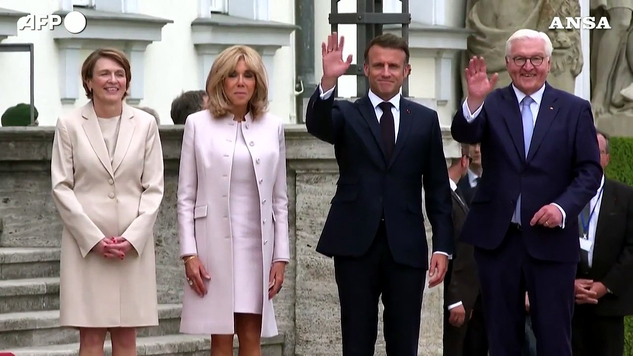 Germania, Macron accolto con gli onori militari dal presidente Steinmeier