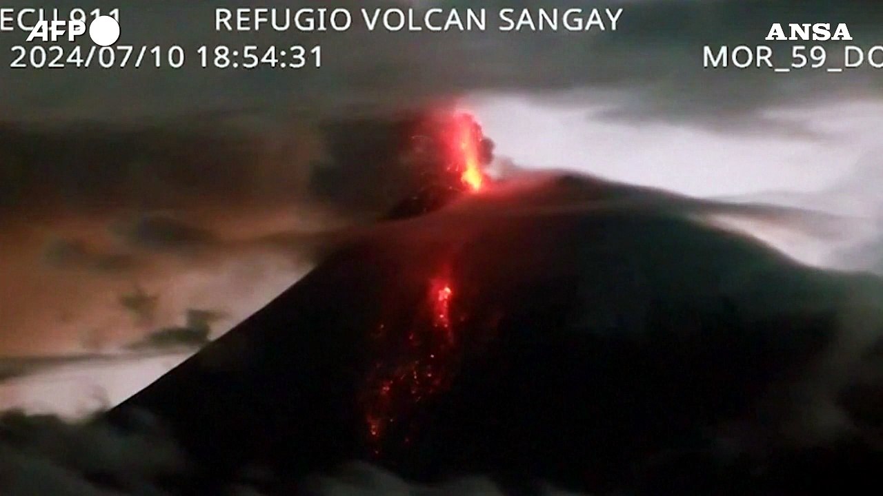 Ecuador, il vulcano Sangay erutta lava: fino a 15 esplosioni al minuto