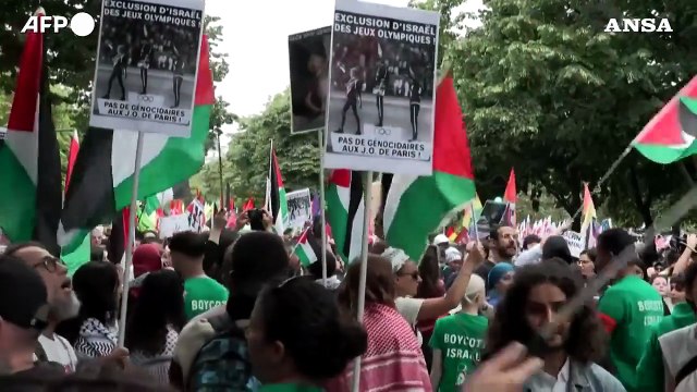 Francia, centinaia di manifestanti a Parigi contro il fascismo e il colonialismo