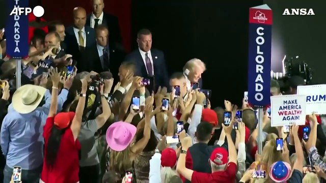 L'arrivo di Trump alla convention dei repubblicani con l'orecchio fasciato